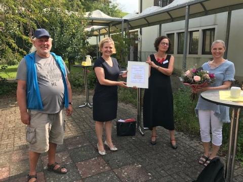 Übergabe Blumen und Zertifikat